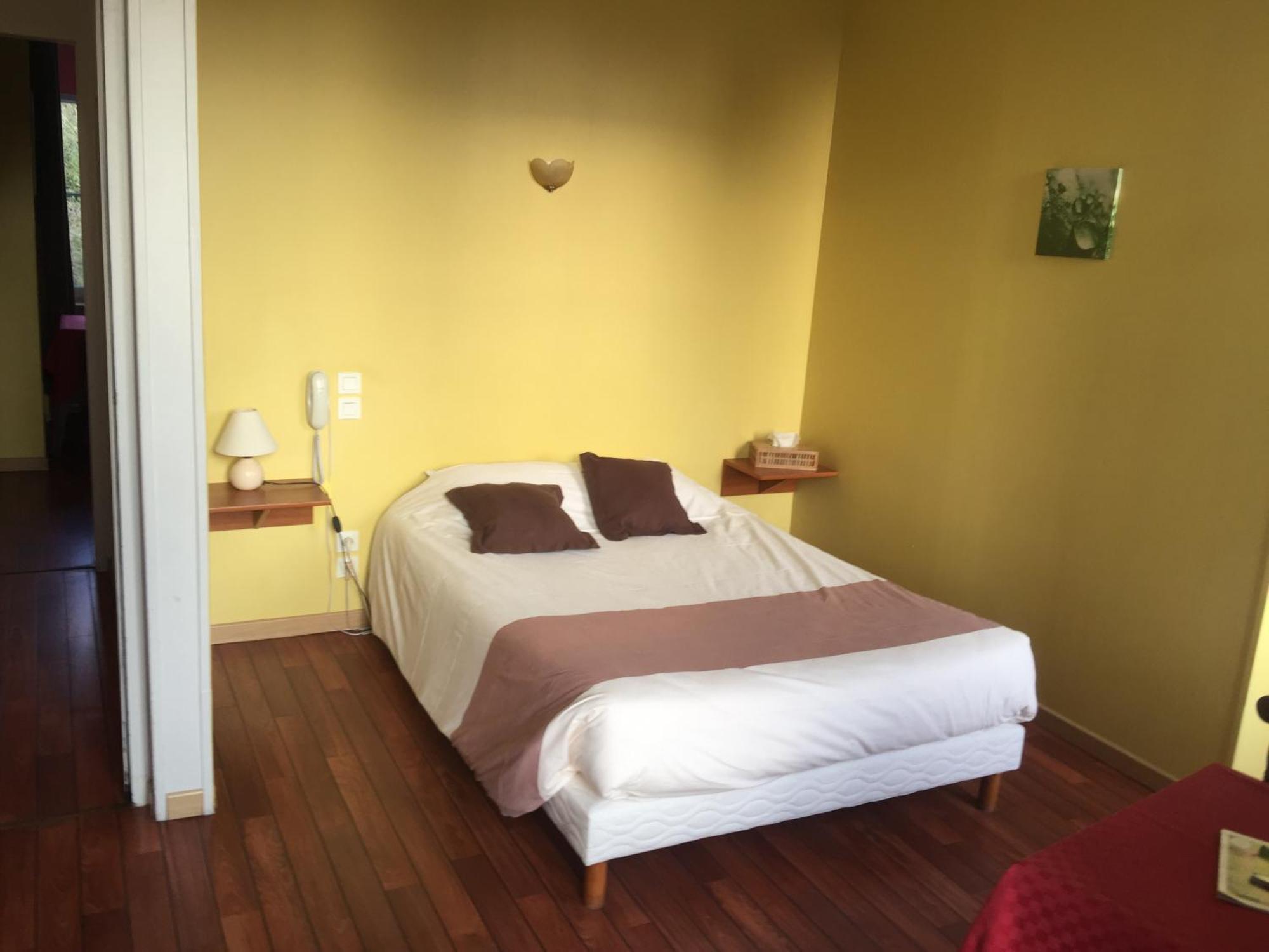 Au Pere Tranquille Hotel Tinchebray-Bocage Bagian luar foto